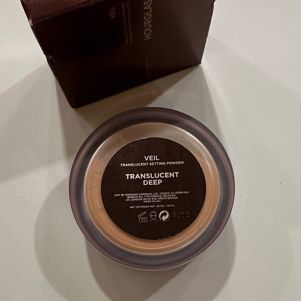 Hourglass Veil Setting Powder in Translucent Deep - Picture 5 of 5